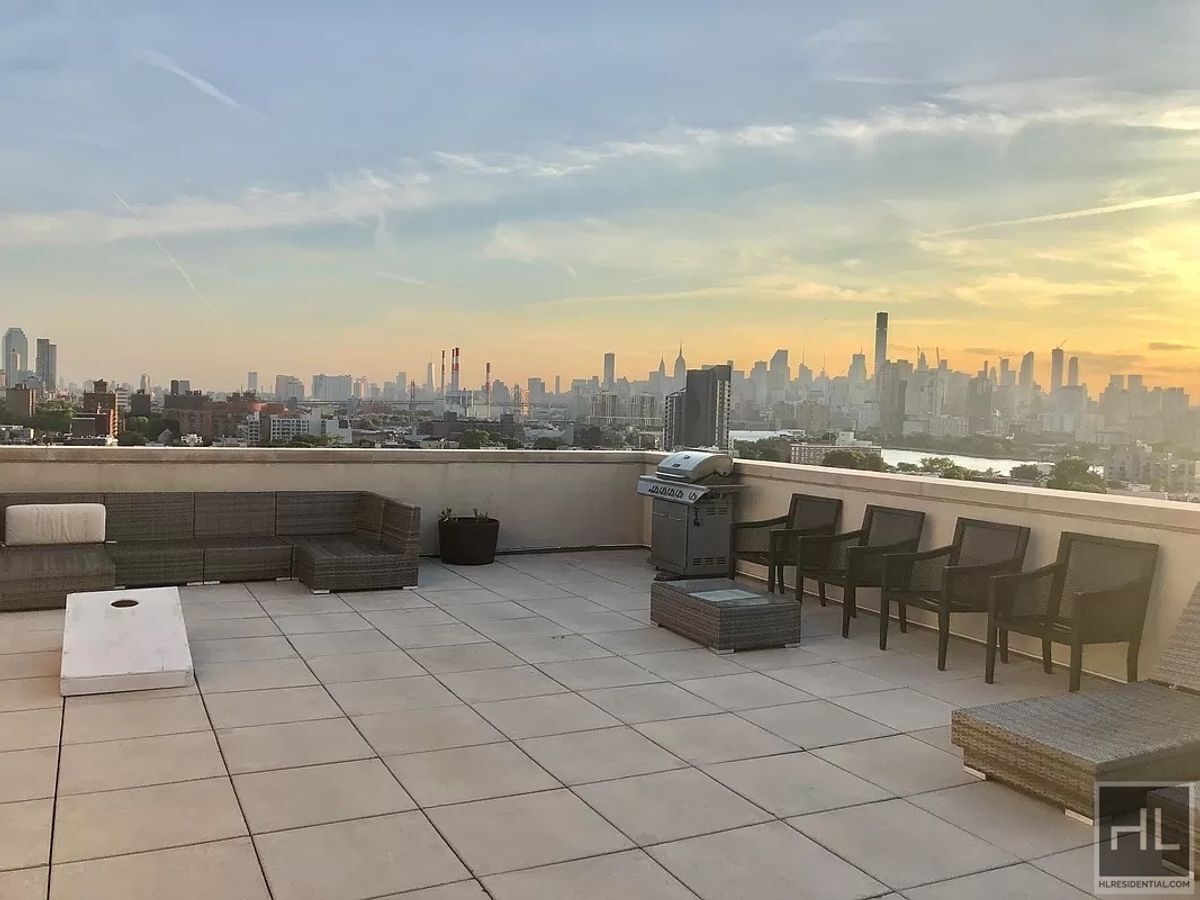Building Photo - Gorgeous rent stabilized 1 bedroom apartment spanning 700 sq with private balcony, dishwasher, mi...