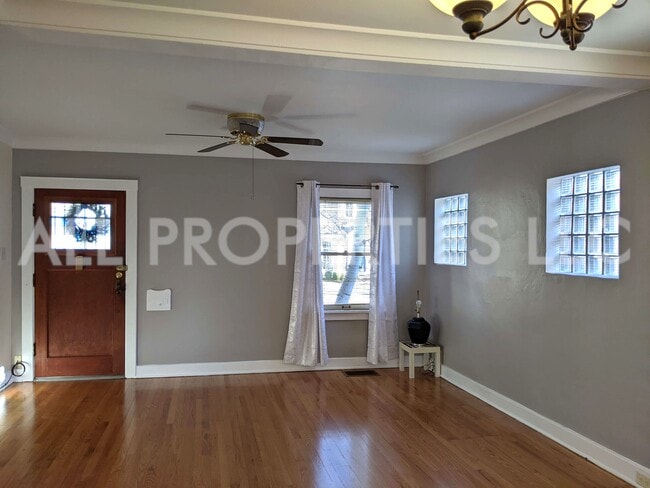 Building Photo - 557 S Race St