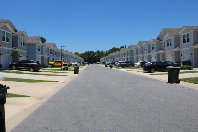 Building Photo - Beautiful New Townhome / Pet Friendly / Wi...