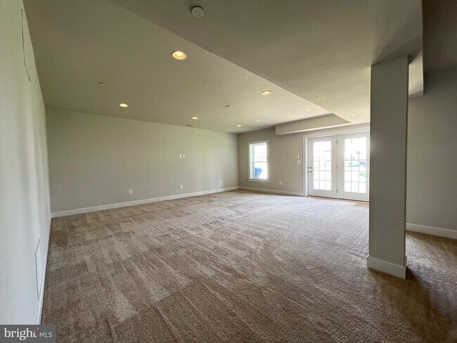 Building Photo - 8227 S Maple Lawn Blvd