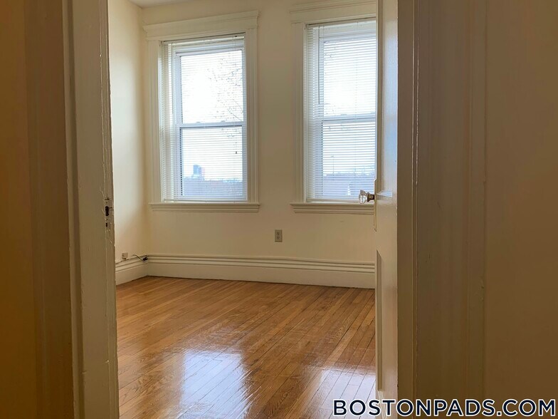 Building Photo - 100 Queensberry St