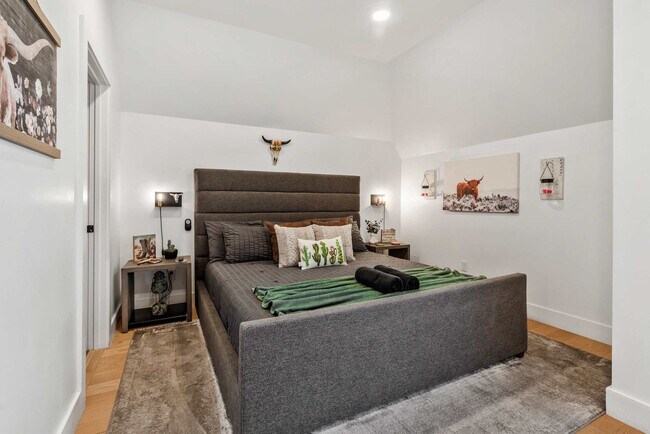 Building Photo - 1007 12th Ave N