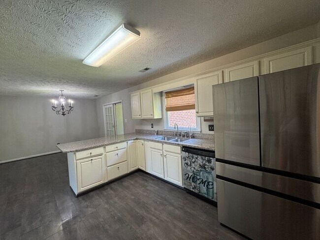Building Photo - 4 bedroom 3 Bath Home