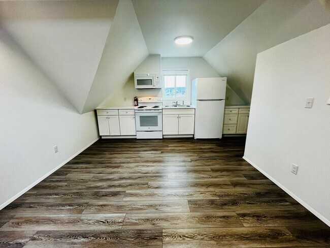 Building Photo - Newly Remodeled Apartment in the Center of...