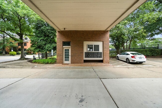 Building Photo - 696 Mowbray Arch