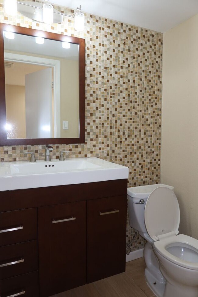 Building Photo - K246 - South Oak #102