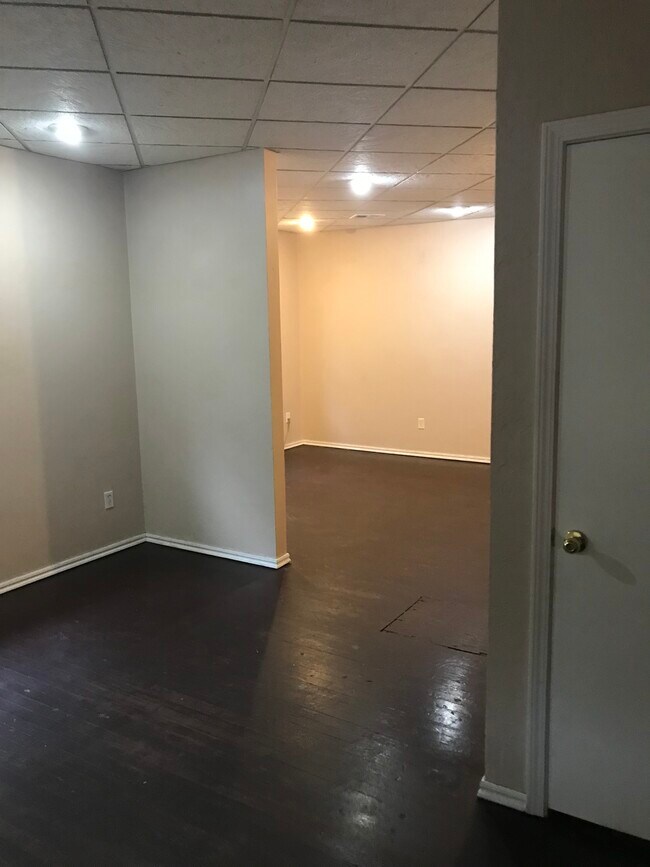 Living room 1 looking into living room 2 - 2107 Briggs St