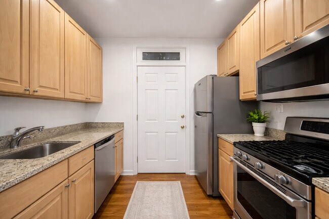 Building Photo - 679 W Wrightwood Ave