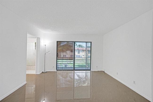 Building Photo - 5140 SW 40th Ave