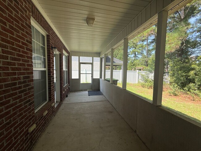 Building Photo - 2302 Clandon Dr