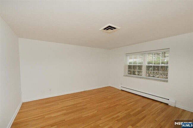 Building Photo - 20-30 Ridge Road Unit A8