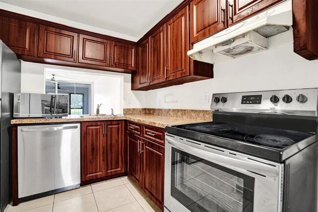 Building Photo - 9440 Poinciana Pl