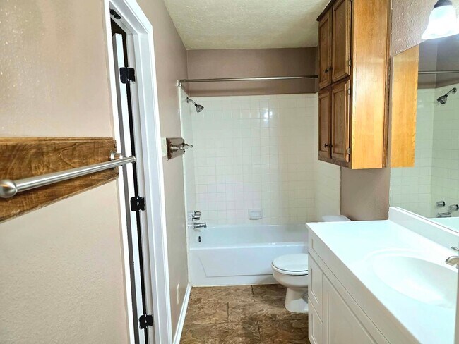 Building Photo - Move In Special $500.00 Security Deposit