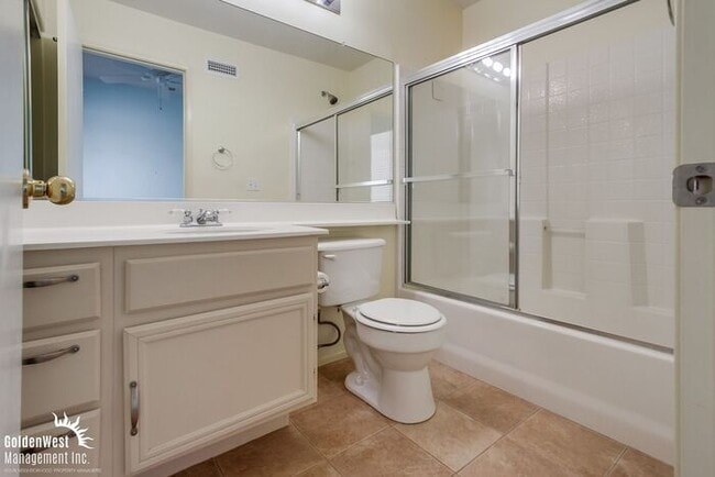 Building Photo - Elegant 2Bdm 2.5Ba Home in the Desirable I...