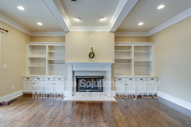 Building Photo - 210 38th Ave N