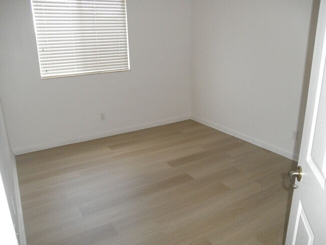 Building Photo - 2205 Oakmont Dr