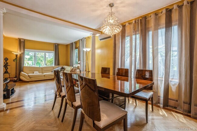 Building Photo - 196-15 Como Ave