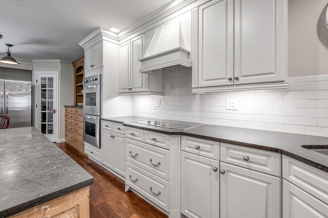 Building Photo - 500 Laketower Dr