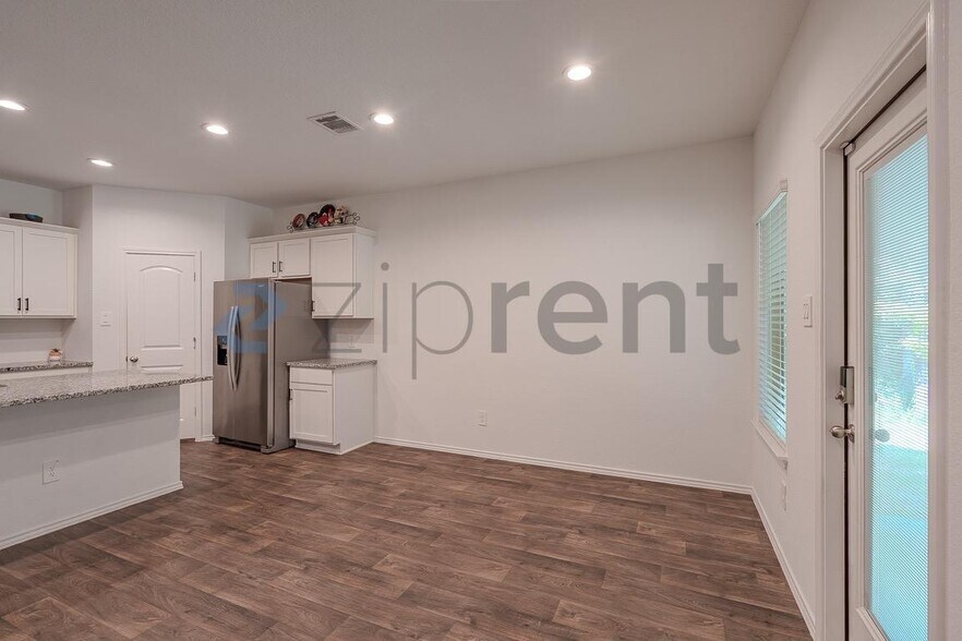 Building Photo - Unit