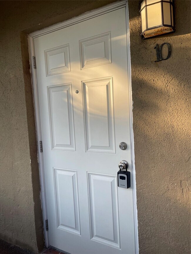 Building Photo - 2901 NE 51st St