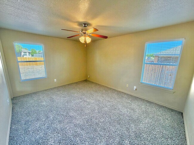 Building Photo - 2415 Isabelle Dr