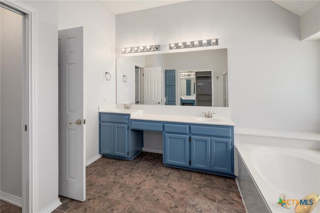 Building Photo - 703 Ivy Ct