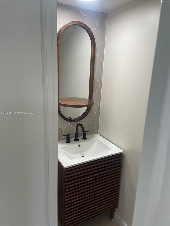 Building Photo - 520 Brickell Key Dr