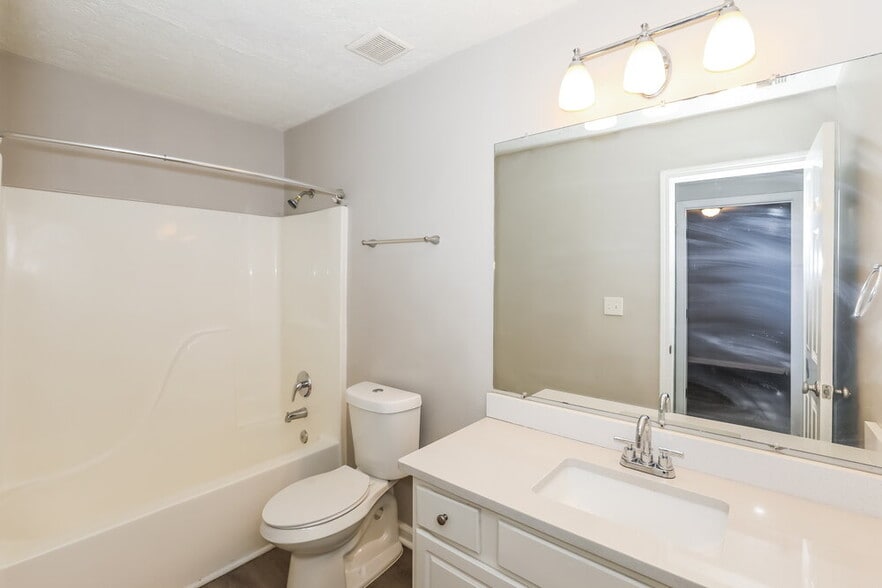 Building Photo - 7430 Royale Ln