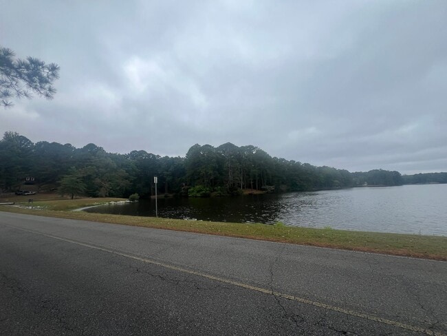 Building Photo - 3 bedroom 2 bathroom single level home in ...