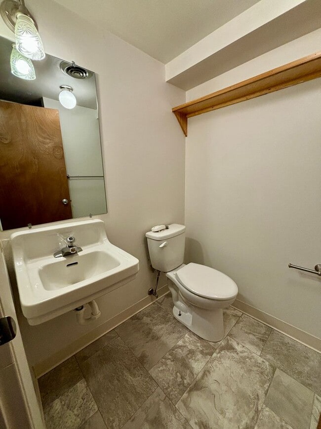 Building Photo - Pet friendly 3 bed, 2 bath Duplex - next to park, quiet neighborhood!