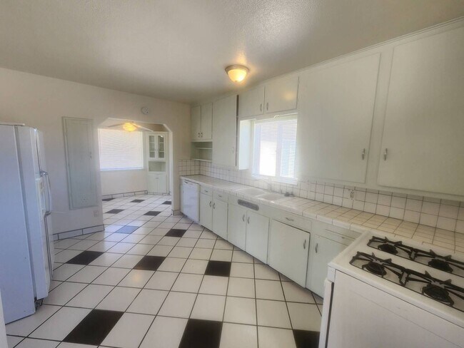 Building Photo - Spacious 3 Bedroom 2 Bath Home