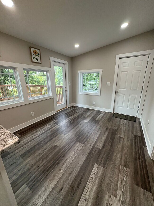 Building Photo - 3 Bedroom 2 Bath Home in Greenville