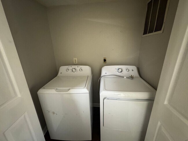 Building Photo - Lovely 3/2 Townhome near FSU and TCC