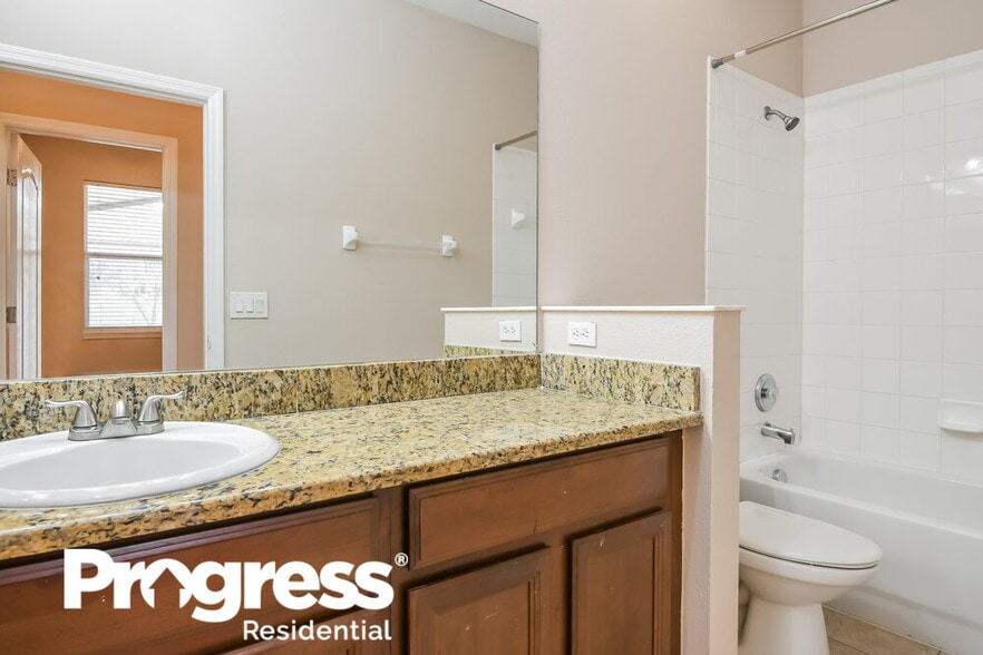 Building Photo - 537 Breezy Oak Way