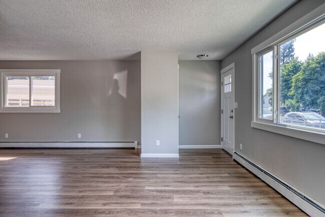 Building Photo - Beautifully renovated three bedroom with l...