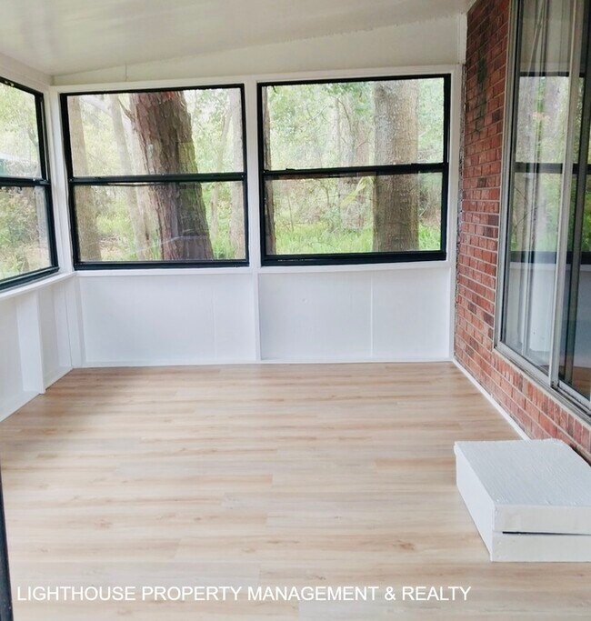 Building Photo - Cozy 2/1 duplex