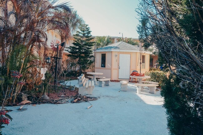 Building Photo - 211 Circle Dr