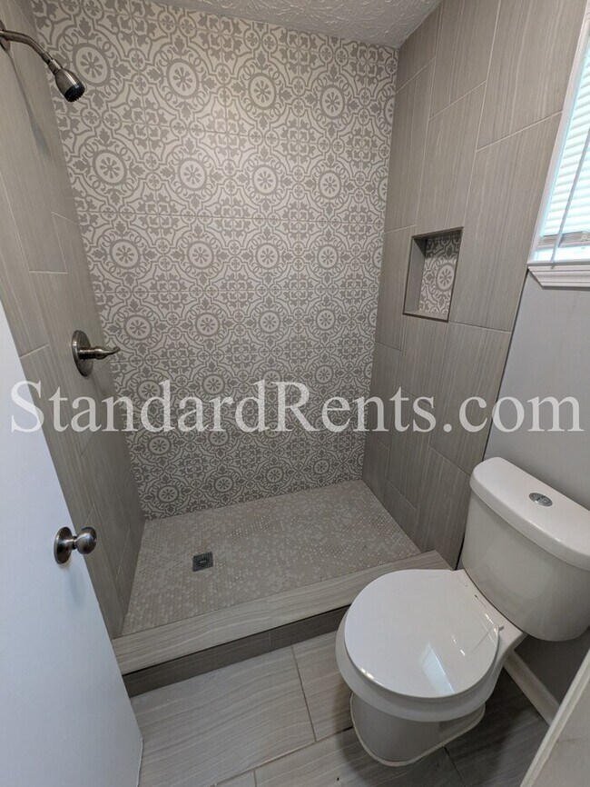 Building Photo - 8121 Winewood Way
