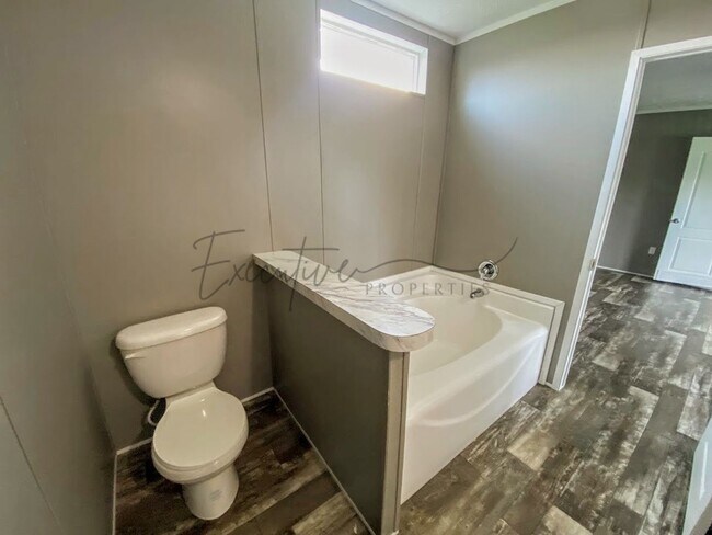 Building Photo - Bright & Spacious 3-Bed, 2-Bath Mobile Hom...