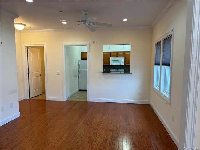 Building Photo - 400 Main St