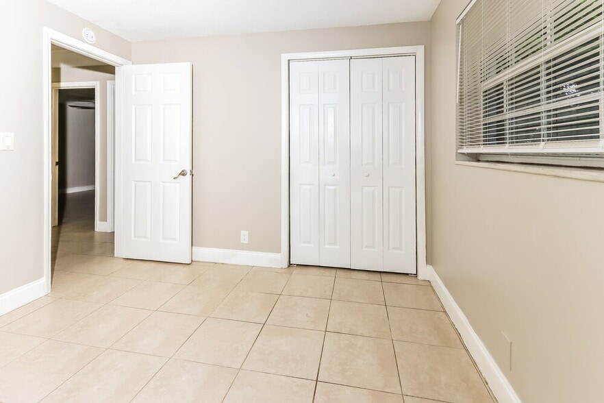 Building Photo - 4420 N Shore Dr