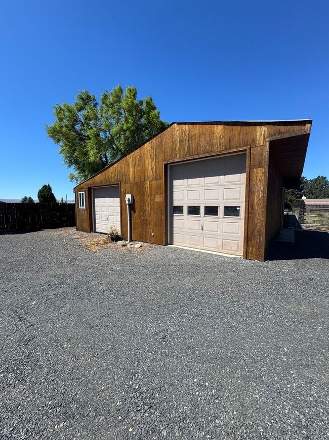 Building Photo - Idyllic 3bd, 2ba Retreat with Loft on 2+ A...