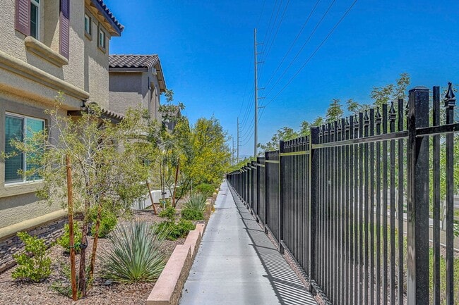 Building Photo - Stunning 3 Bedroom in Skye Canyon Master P...