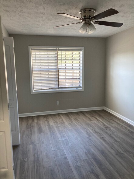 Building Photo - 340 Winding River Dr