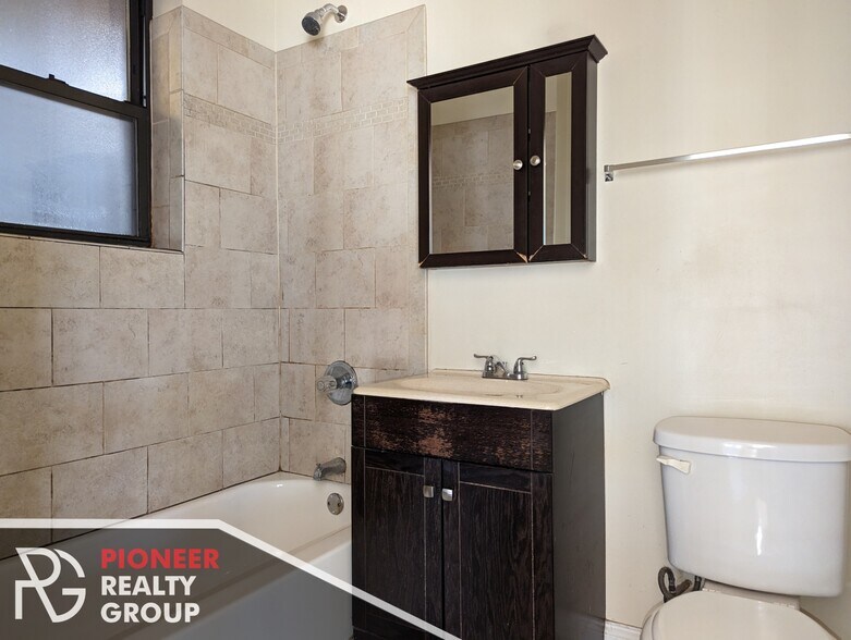 Building Photo - 4409 N Wolcott Ave