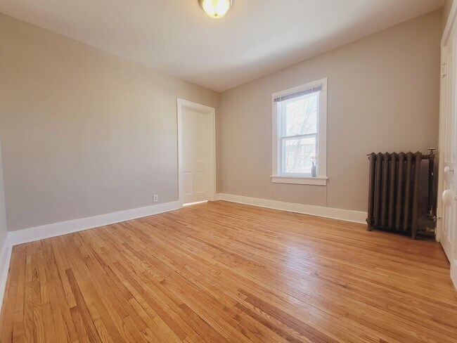 Building Photo - Large 2 Bedroom Side by Side Duplex
