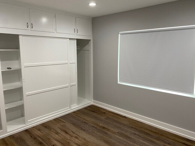 Building Photo - 14954 Moorpark St