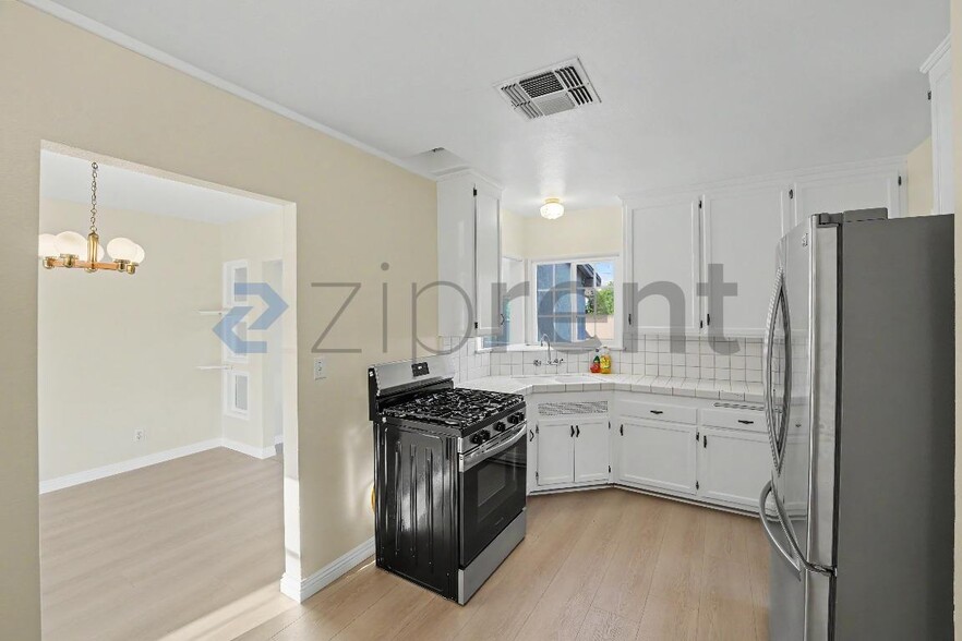 Building Photo - Unit