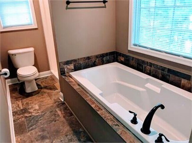 Building Photo - Townhouse in Forest