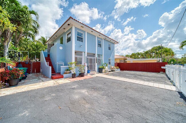 Building Photo - 2205 SW 13th St